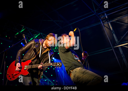 DIE PIGEON DETECTIVES spielen auf dem Brownstock Festival in Essex. Stockfoto