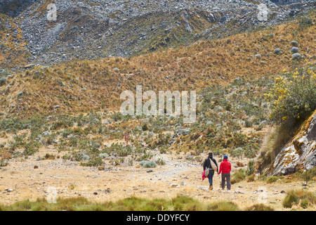 Ein paar zu Fuß auf die Laguna 69-Wanderung im Nationalpark Huascarán, peruanischen Anden. Stockfoto
