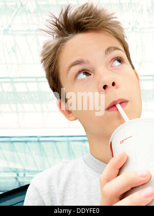 Porträt, junge, Jugendliche trinken aus einer Tasse mit einem Strohhalm Stockfoto