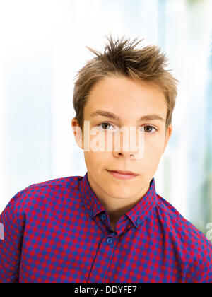 Porträt, junge, Jugendlicher mit einem ernsten Ausdruck Stockfoto