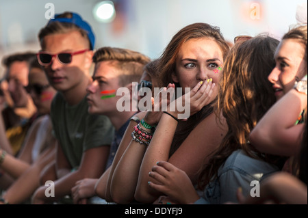 Jugendliche Besucher des Brownstock Festivals in Essex. Stockfoto