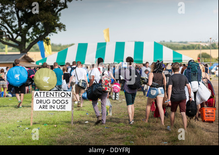 Jugendliche Besucher des Brownstock Festivals in Essex. Stockfoto