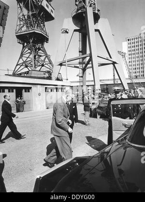 König Gustav VI Adolf besuche Werft Kockums in Malmö, Schweden, 1957. Artist: Unbekannt Stockfoto