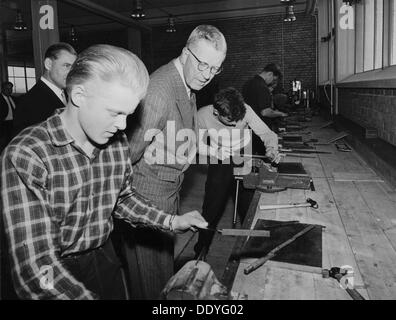 König Gustav VI Adolf besuche Werft Kockums in Malmö, Schweden, 1957. Artist: Unbekannt Stockfoto