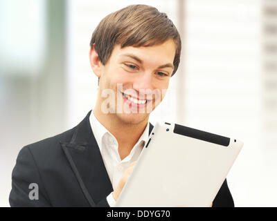 Lächelnde Geschäftsmann hält eine iPad Stockfoto