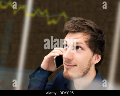 Porträt eines jungen Geschäftsmann mit einem Bart, ein Telefongespräch, entspannt, konzentriert sich lächelnd, erfolgreich, Stockfoto
