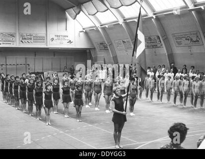 Female gymnasts Parade in einem Gymnasium, Schwedischen Nationalen Tag, Trelleborg, Schweden, 1969. Artist: Unbekannt Stockfoto