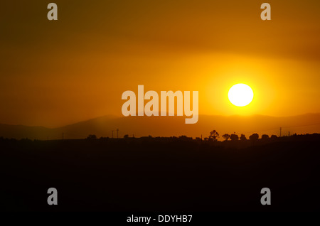 Sonnenuntergang über Dorf Stockfoto