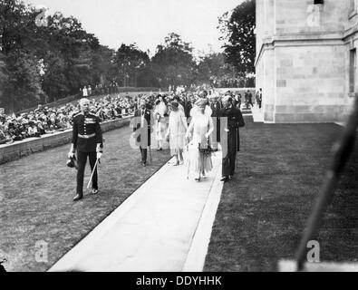 König George v. und Queen Mary bei der Eröffnungsfeier von der University of Nottingham, 1928. Künstler: Henson & Co Stockfoto