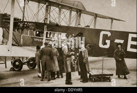 Passagiere, die ein Imperial Airways Flugzeug für einen Flug nach Paris, c1924-c1929 (?) Künstler: unbekannt Stockfoto