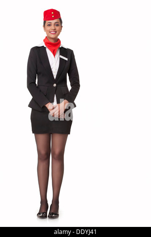 In voller Länge Portrait von junge Stewardess über weißem Hintergrund stehen Stockfoto