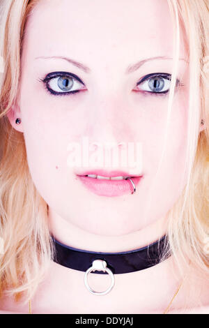 Frau, Gothic, Blond, durchbohrt Lippe Stockfoto