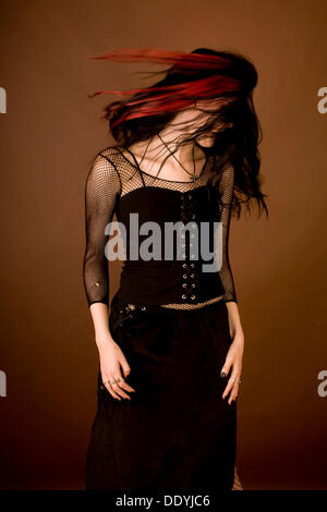 Frau, Goth Subkultur, stehen und wirft ihr dunkel-Haar Stockfoto