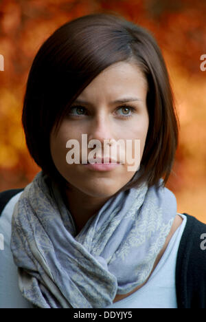 Porträt, stehende junge Frau, traurig Stockfoto