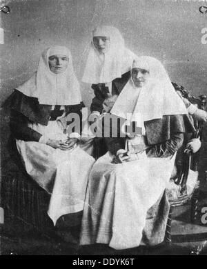 Zarin Alexandra und die Großfürstinnen Olga und Tatjana von Russland, 1914. Artist: Unbekannt Stockfoto