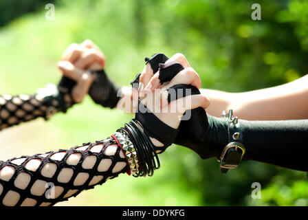 Frauen, Gothic, Hand in Hand Stockfoto