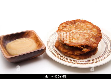 Kartoffelpuffer mit Apfel-Brei Stockfoto