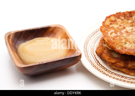 Kartoffelpuffer mit Apfel-Brei Stockfoto