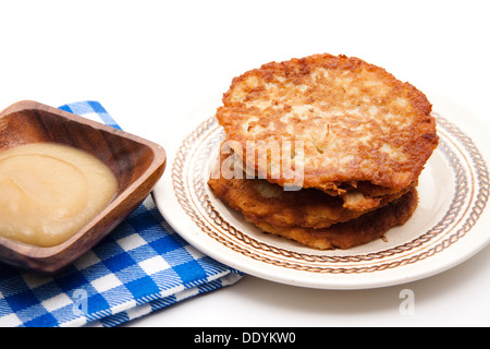 Kartoffelpuffer mit Apfel-Brei Stockfoto