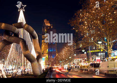 Kaiser-Wilhelm-Gedaechtniskirche oder Kaiser-Wilhelm-Gedächtniskirche, Tauentzienstrasse Straße zur Weihnachtszeit in der Nacht, Berlin Stockfoto