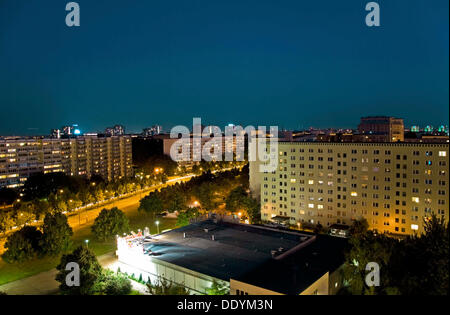 Vorgefertigte Hochhäuser in der Nacht, Bezirk Mitte, Berlin Stockfoto