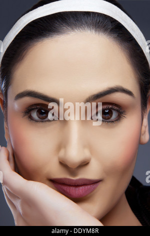 Nahaufnahme Bild von einer schönen Frau mit hand im Gesicht über farbigen Hintergrund Stockfoto