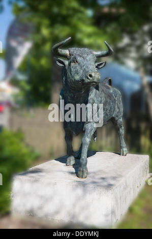 Skulptur eines Stiers, symbolisches Bild für den Aktienmarkt-Rallye, Hausse, steigende Preise, PublicGround Stockfoto