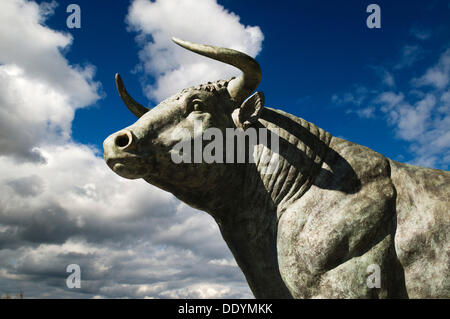 Skulptur eines Stiers, symbolisches Bild für den Aktienmarkt-Rallye, Hausse, steigende Preise, PublicGround Stockfoto