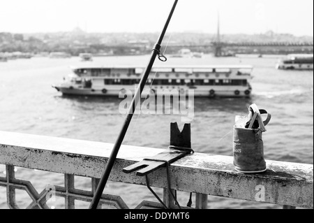 Entnommen aus der Galata-Brücke über den Bosporus in Istanbul. Es gibt eine Angelrute im Vordergrund und einem Kreuzfahrt-Schiff. Stockfoto