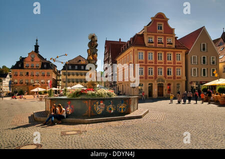 Fachwerkhäuser am Marktplatz mit Marienbrunnen Brunnen, Renaissance-Spalte, gekrönt durch das doppelte Bild von der Stockfoto