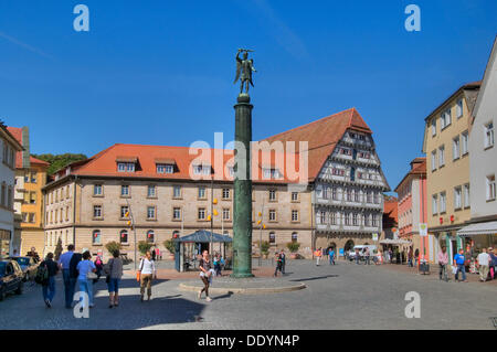 Amtshaus, alemannische Fachwerkhaus nun die Stadtbibliothek, vorne ein Denkmal für die Gefallenen des 1. und 2. Gehäuse Stockfoto