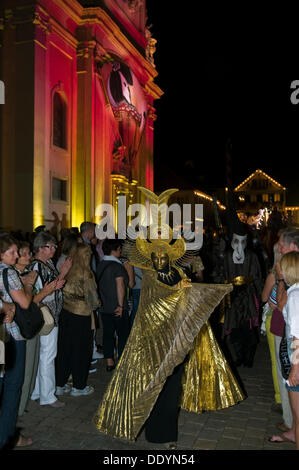 Parade der Maske Träger vor der historischen Stadtkirche, venezianische Messe, auf dem historischen Marktplatz Marktplatz Stockfoto