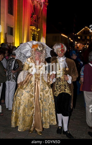 Parade der Maske Träger vor der historischen Stadtkirche, venezianische Messe, auf dem historischen Marktplatz Marktplatz Stockfoto