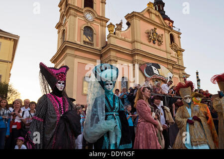 Kostüm-Träger vor der historischen Stadtkirche, venezianische Messe, auf dem historischen Marktplatz Marktplatz, Ludwigsburg Stockfoto