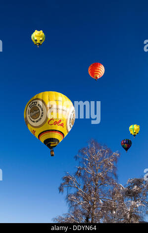 Heißluftballons gegen einen blauen Himmel, 12. Ballonfestival der Montgolfiade, Bad Wiessee, Tegernsee, Tegernsee, Bayern. Stockfoto