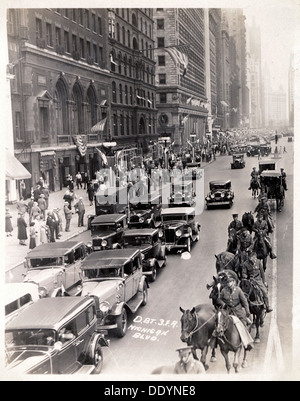 Field Artillery auf Michigan Boulevard, Chicago, Illinois, USA, 1930. Artist: Unbekannt Stockfoto