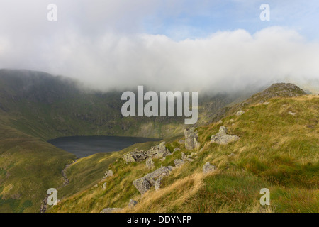 Blea Wasser und eine Wolke bedeckt Hautpstraße gesehen von rauen Felsen Seenplatte Cumbria UK Stockfoto