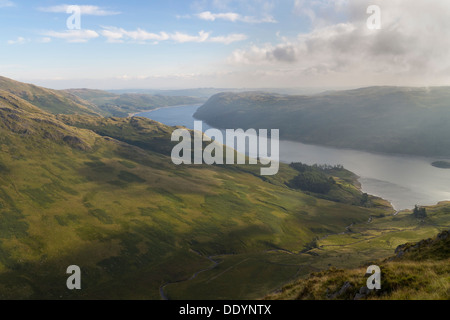 Haweswater und Riggindale von Eagle Crag als am frühen Morgen Nebel Aufzüge Seenplatte Cumbria UK Stockfoto