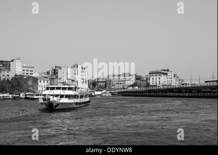 Schifffahrt auf dem Bosporus Fluss Istanbul mit der Galata-Brücke im Hintergrund. Stockfoto