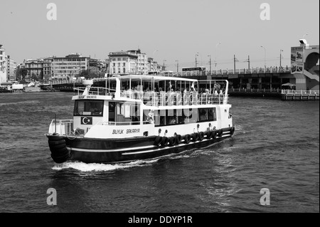 Schifffahrt auf dem Bosporus Fluss Istanbul mit der Galata-Brücke im Hintergrund. Stockfoto