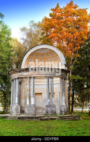 Die alten zerstörten Arbor im Herbst Park. Russland. Stockfoto