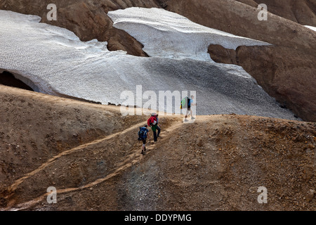 Drei Wanderer Klettern aus Jokulgil am zweiten Tag der Laugavegur Trail Fjallabak Nature Reserve Island Stockfoto