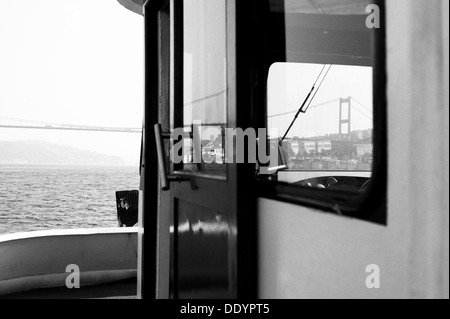 Bosporus-Brücke in Istanbul spiegelt sich in einem Boot-Fenster in den Bosporus Stockfoto