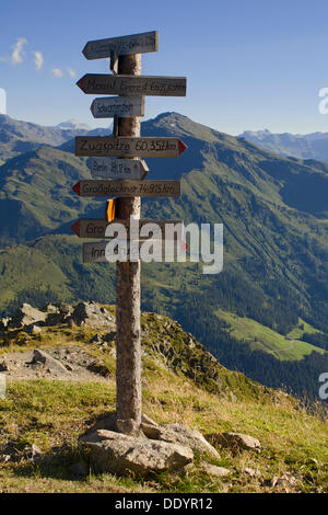 Wegweiser auf Kellerjoch Berg vor die Tuxer Alpen Stockfoto