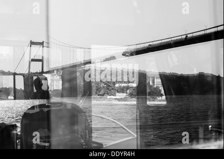 Reflexion der Bosporus-Brücke in Istanbul durch einen Boot-Fenster in den Bosporus Stockfoto