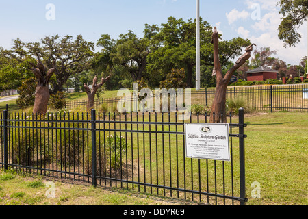 Skulpturen von Wildtieren durch Dayton Scroggins geschnitzt aus Baumstämmen im Skulpturengarten Katrina auf Highway 90 in Biloxi, MS Stockfoto