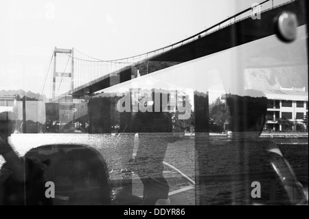 Reflexion der Bosporus-Brücke in Istanbul durch einen Boot-Fenster in den Bosporus Stockfoto