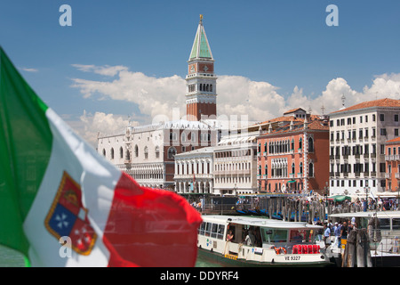 der Dogenpalast (Palazzo Ducale) und Markusplatz Glockenturm (Campanile di San Marco) in Venedig, Veneto, Italien Stockfoto