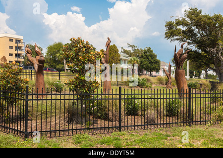 Skulpturen von Wildtieren durch Dayton Scroggins geschnitzt aus Baumstämmen im Skulpturengarten Katrina auf Highway 90 in Biloxi, MS Stockfoto