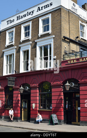 Die Hawley Arms Pub (Renovierung nach Brand), Camden Town, London, Großbritannien. Stockfoto